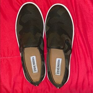 Steve Madden camo slipons 7.5